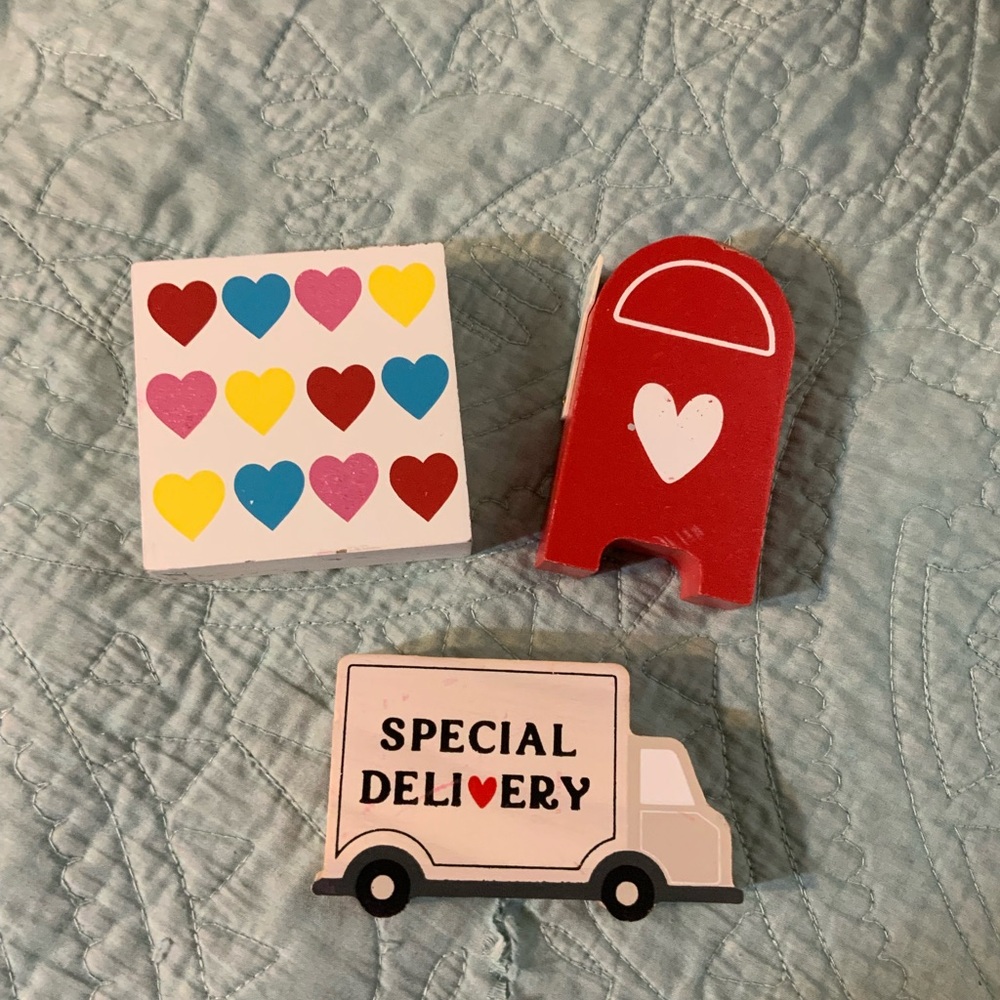 EUC Heart and Mailbox Decorative Set Valentines Day